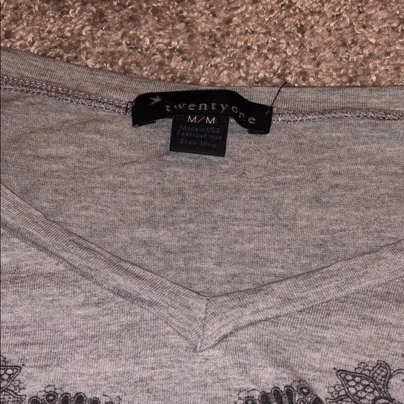 Gray tee with design around neckline size M - Picture 2 of 2